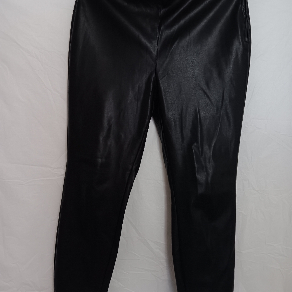 Chic Black Faux Leather Pants. Marca Promod